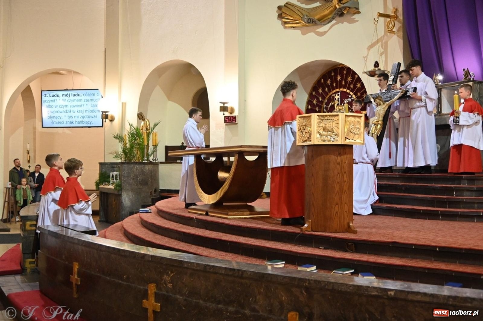 Zdjęcie w galerii na portalu naszraciborz.pl: Zaskakująca aranżacja Grobu Pańskiego w kościele NSPJ w Raciborzu [FOTO] wiadomości z regionu