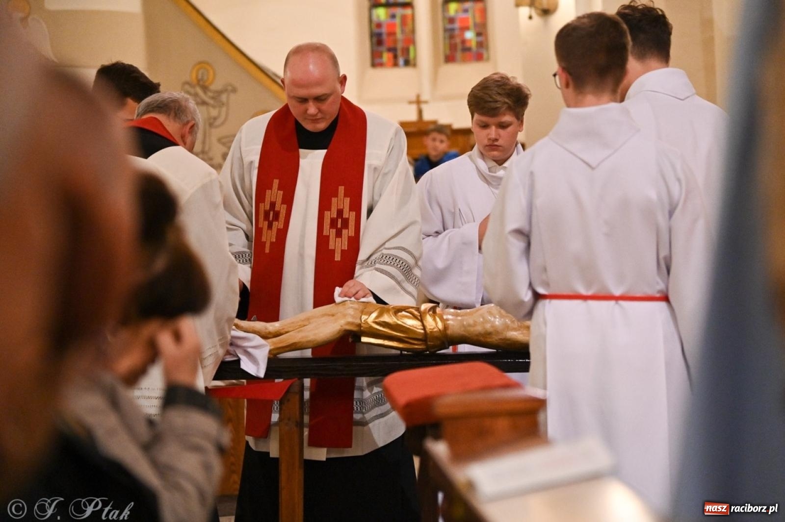 Zdjęcie w galerii na portalu naszraciborz.pl: Zaskakująca aranżacja Grobu Pańskiego w kościele NSPJ w Raciborzu [FOTO] wiadomości z regionu