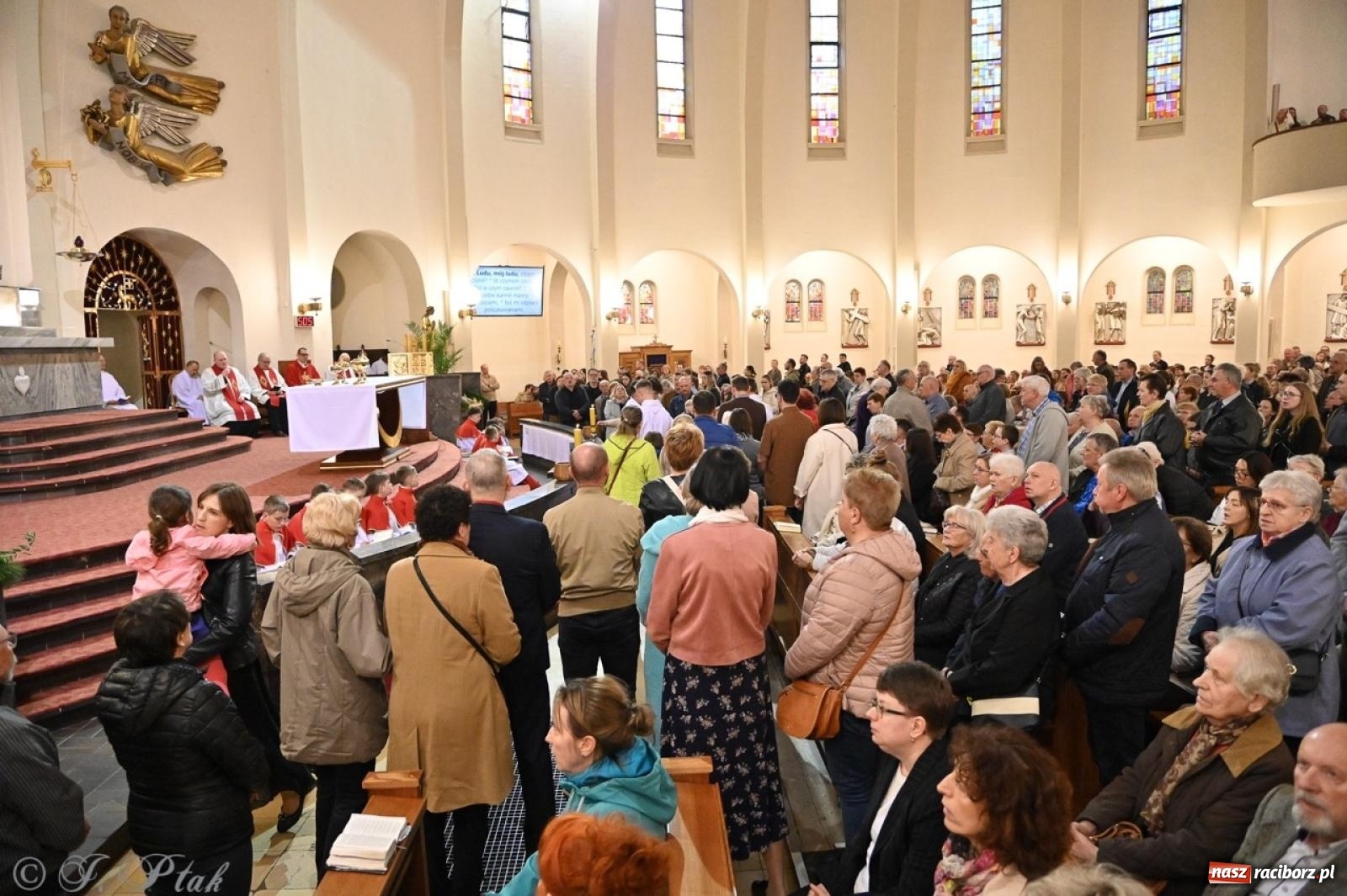 Zdjęcie w galerii na portalu naszraciborz.pl: Zaskakująca aranżacja Grobu Pańskiego w kościele NSPJ w Raciborzu [FOTO] wiadomości z regionu