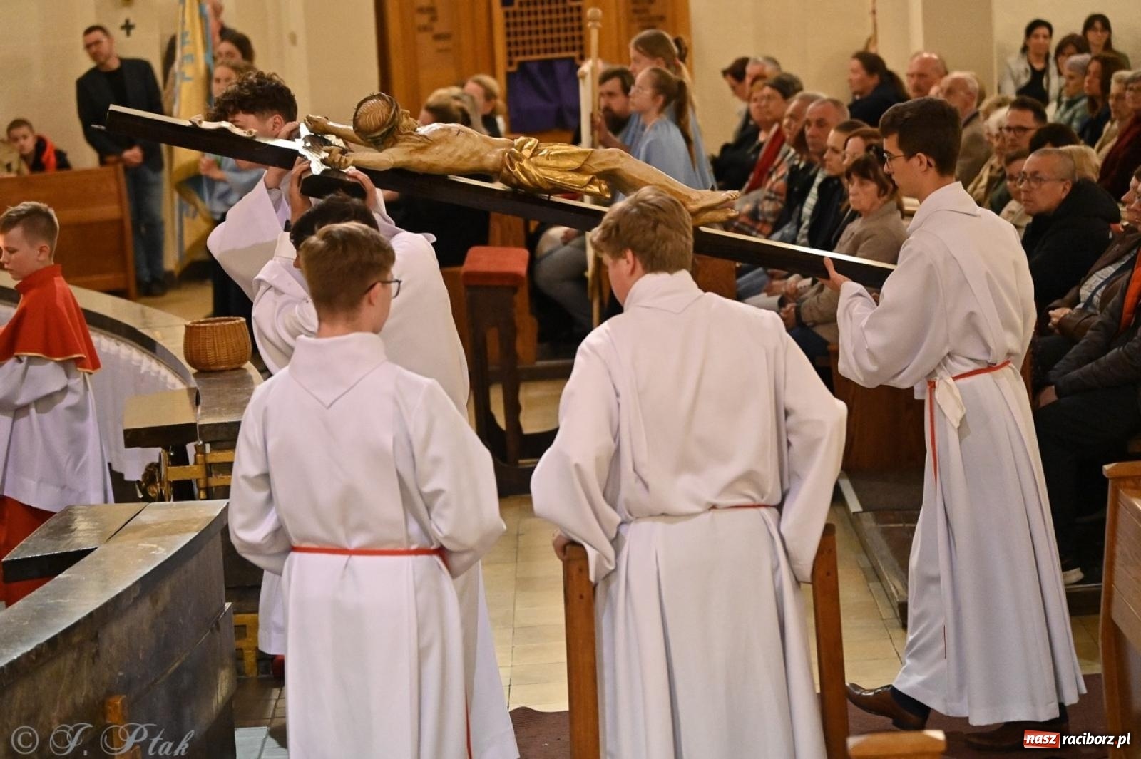 Zdjęcie w galerii na portalu naszraciborz.pl: Zaskakująca aranżacja Grobu Pańskiego w kościele NSPJ w Raciborzu [FOTO] wiadomości z regionu