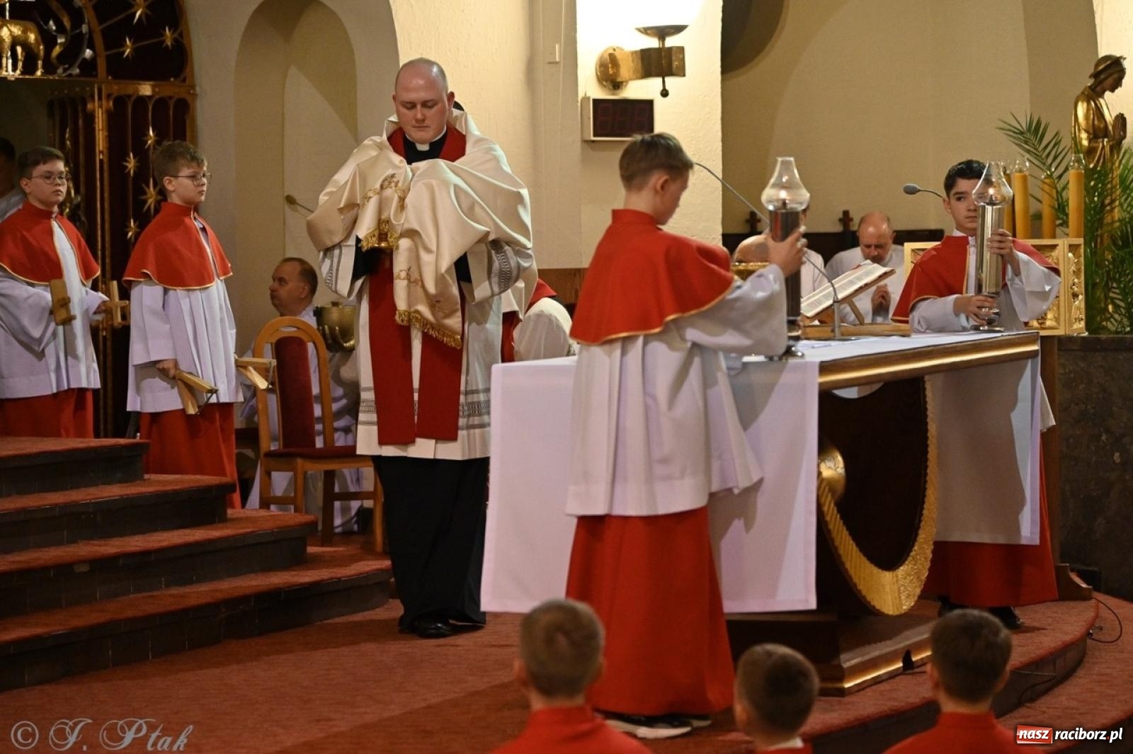 Zdjęcie w galerii na portalu naszraciborz.pl: Zaskakująca aranżacja Grobu Pańskiego w kościele NSPJ w Raciborzu [FOTO] wiadomości z regionu