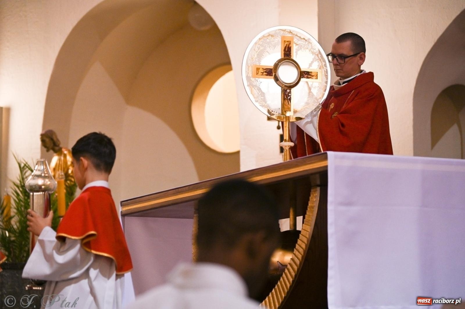 Zdjęcie w galerii na portalu naszraciborz.pl: Zaskakująca aranżacja Grobu Pańskiego w kościele NSPJ w Raciborzu [FOTO] wiadomości z regionu