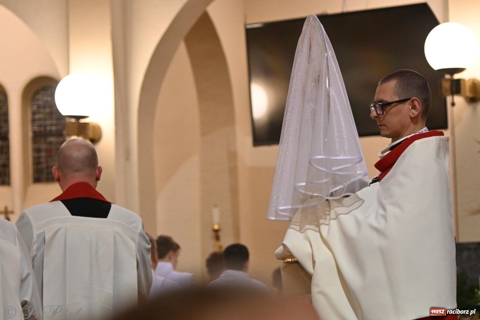 Zdjęcie w galerii na portalu naszraciborz.pl: Zaskakująca aranżacja Grobu Pańskiego w kościele NSPJ w Raciborzu [FOTO] wiadomości z regionu