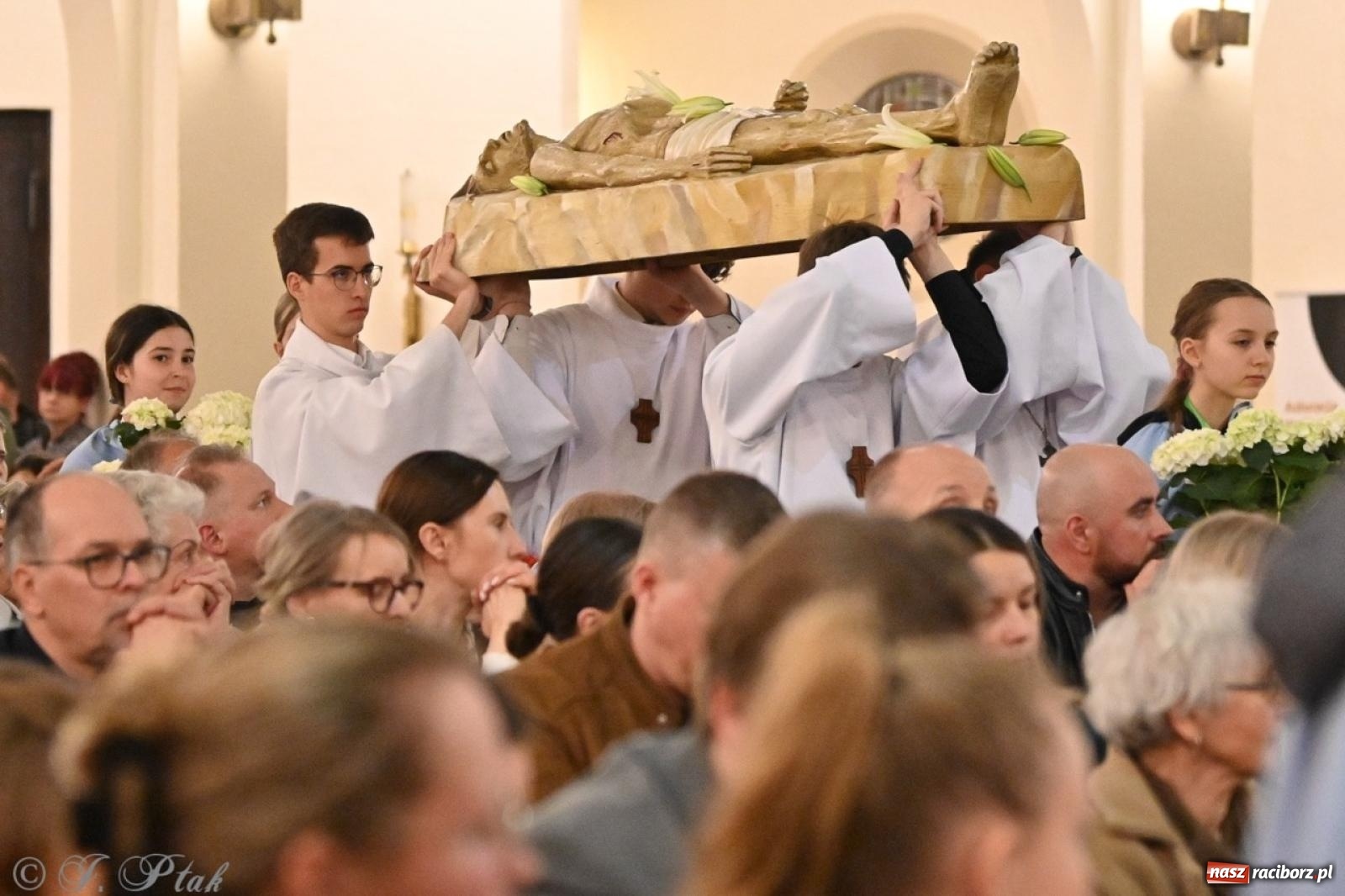 Zdjęcie w galerii na portalu naszraciborz.pl: Zaskakująca aranżacja Grobu Pańskiego w kościele NSPJ w Raciborzu [FOTO] wiadomości z regionu