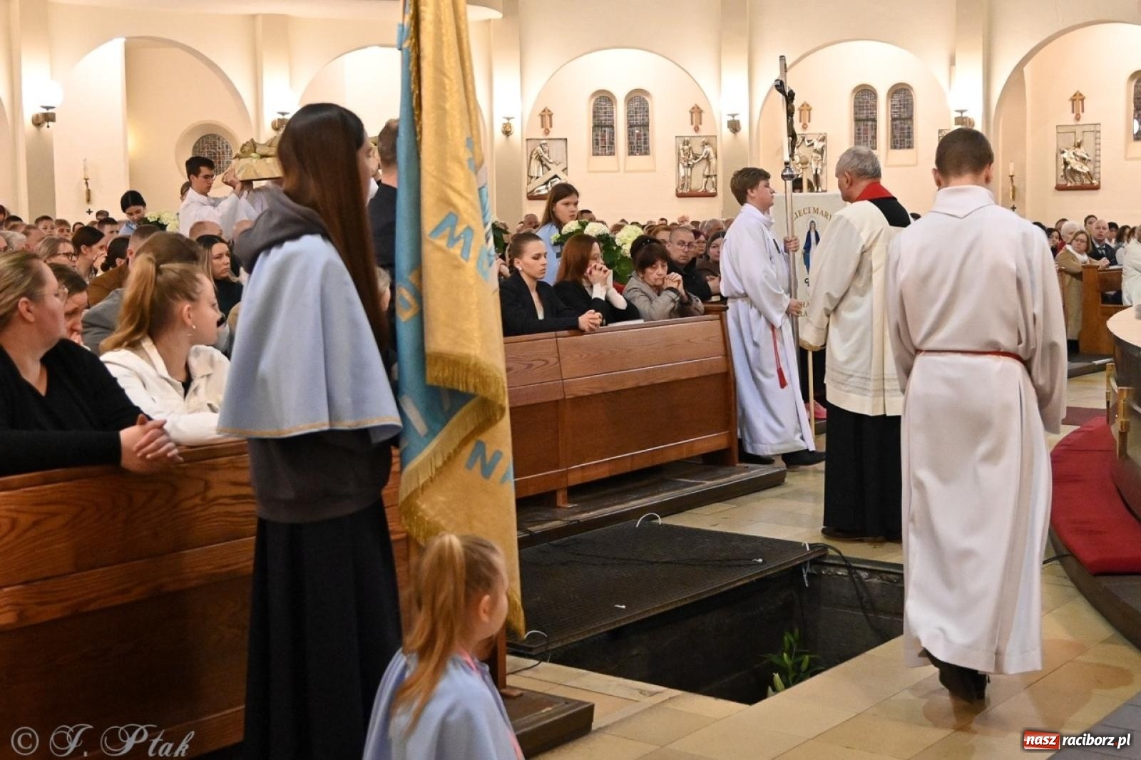 Zdjęcie w galerii na portalu naszraciborz.pl: Zaskakująca aranżacja Grobu Pańskiego w kościele NSPJ w Raciborzu [FOTO] wiadomości z regionu