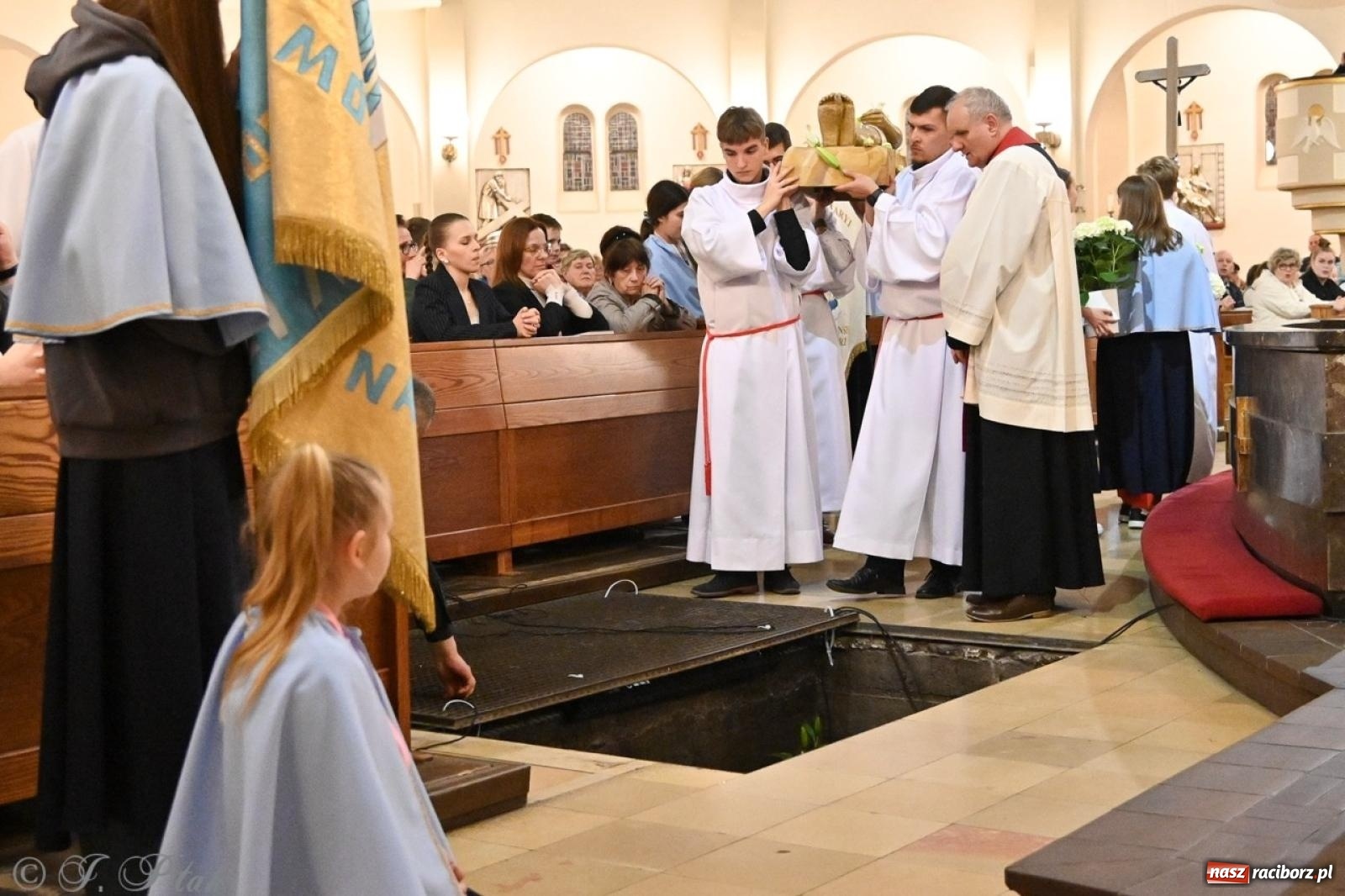 Zdjęcie w galerii na portalu naszraciborz.pl: Zaskakująca aranżacja Grobu Pańskiego w kościele NSPJ w Raciborzu [FOTO] wiadomości z regionu