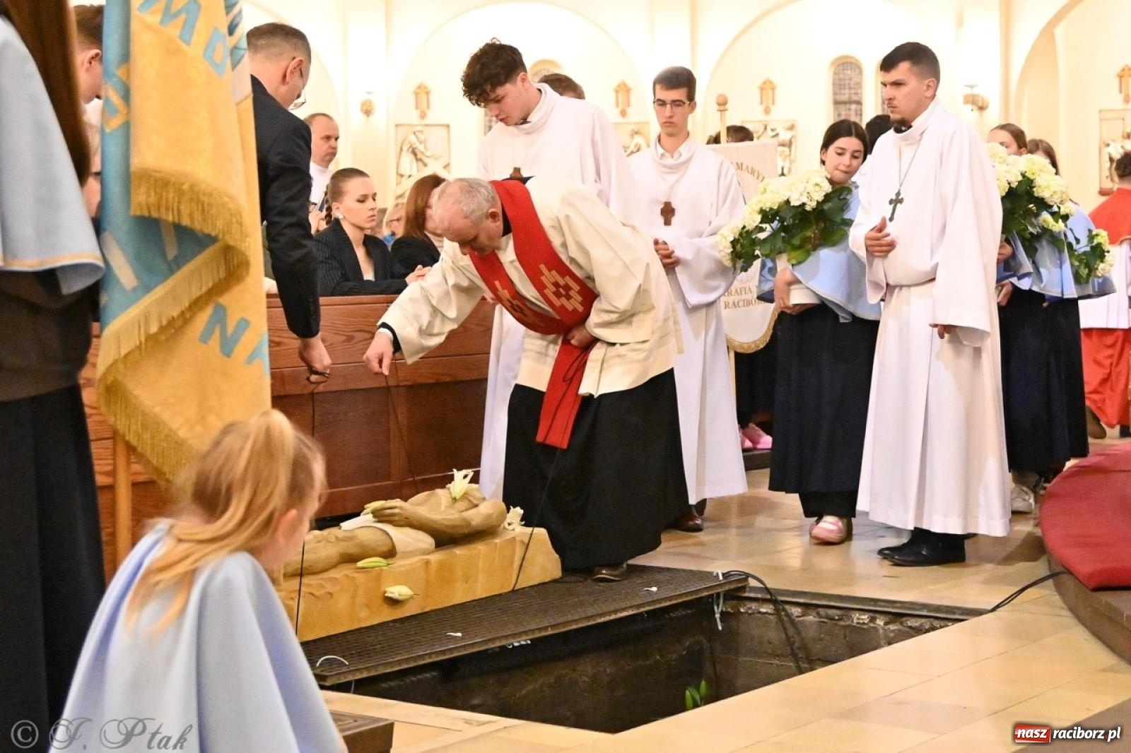 Zdjęcie w galerii na portalu naszraciborz.pl: Zaskakująca aranżacja Grobu Pańskiego w kościele NSPJ w Raciborzu [FOTO] wiadomości z regionu