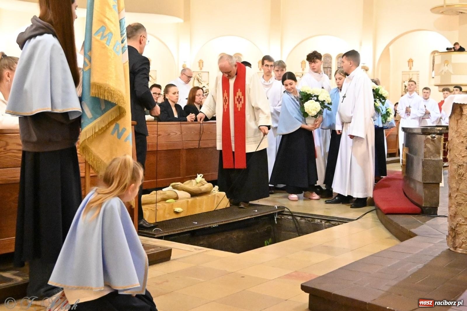 Zdjęcie w galerii na portalu naszraciborz.pl: Zaskakująca aranżacja Grobu Pańskiego w kościele NSPJ w Raciborzu [FOTO] wiadomości z regionu