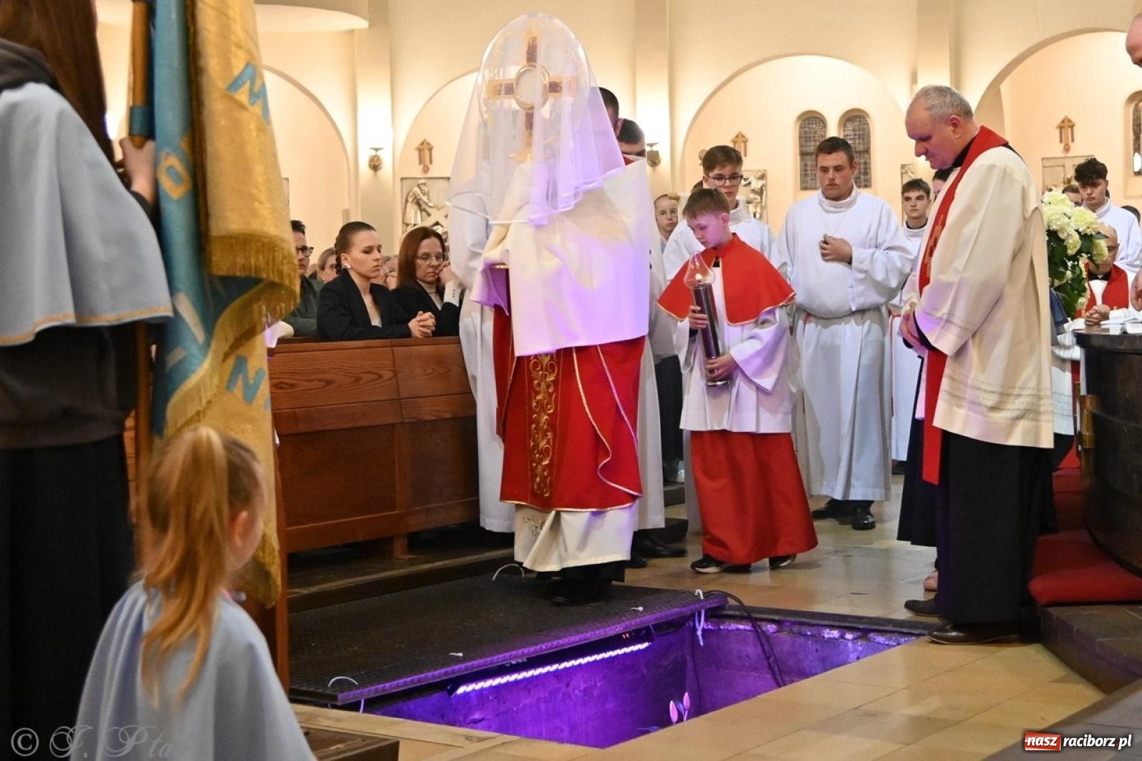 Zdjęcie w galerii na portalu naszraciborz.pl: Zaskakująca aranżacja Grobu Pańskiego w kościele NSPJ w Raciborzu [FOTO] wiadomości z regionu