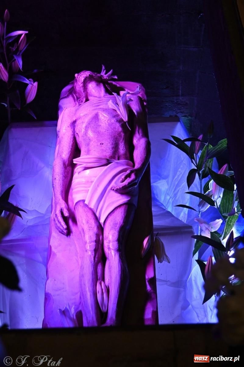 Zdjęcie w galerii na portalu naszraciborz.pl: Zaskakująca aranżacja Grobu Pańskiego w kościele NSPJ w Raciborzu [FOTO] wiadomości z regionu