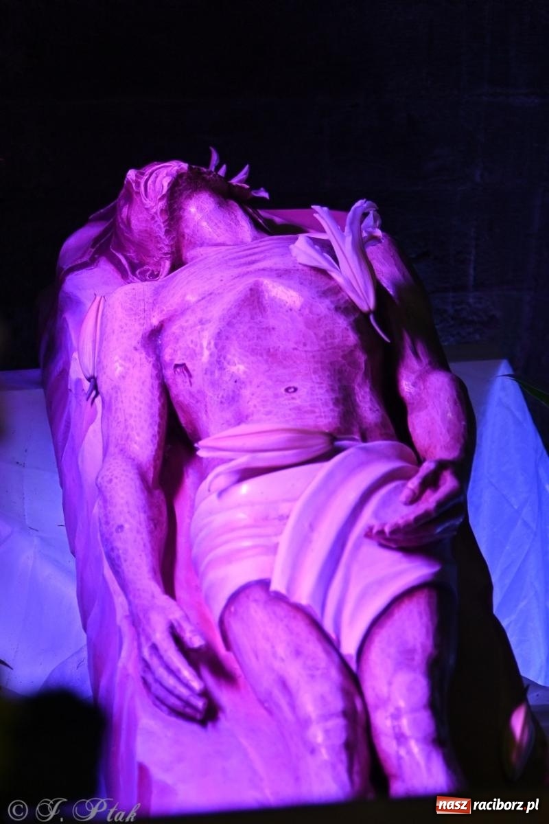 Zdjęcie w galerii na portalu naszraciborz.pl: Zaskakująca aranżacja Grobu Pańskiego w kościele NSPJ w Raciborzu [FOTO] wiadomości z regionu