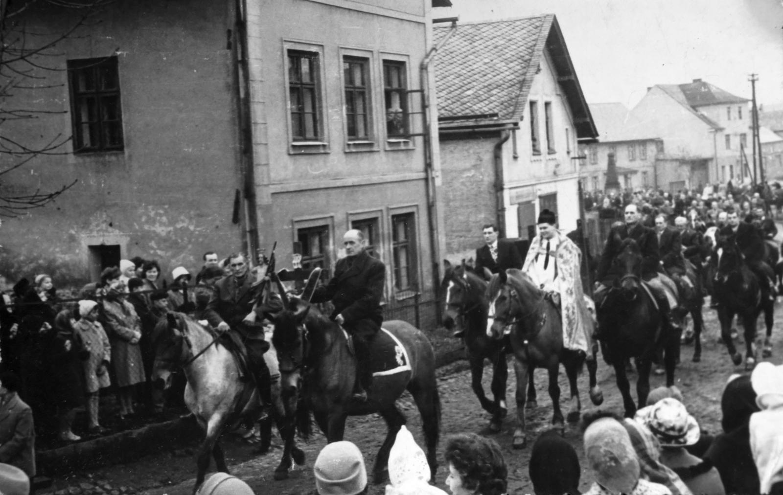 Zdjęcie w galerii na portalu naszraciborz.pl: Za Bohem. Opis pietrowickiej procesji konnej Jan Vyhlidala wiadomości z regionu