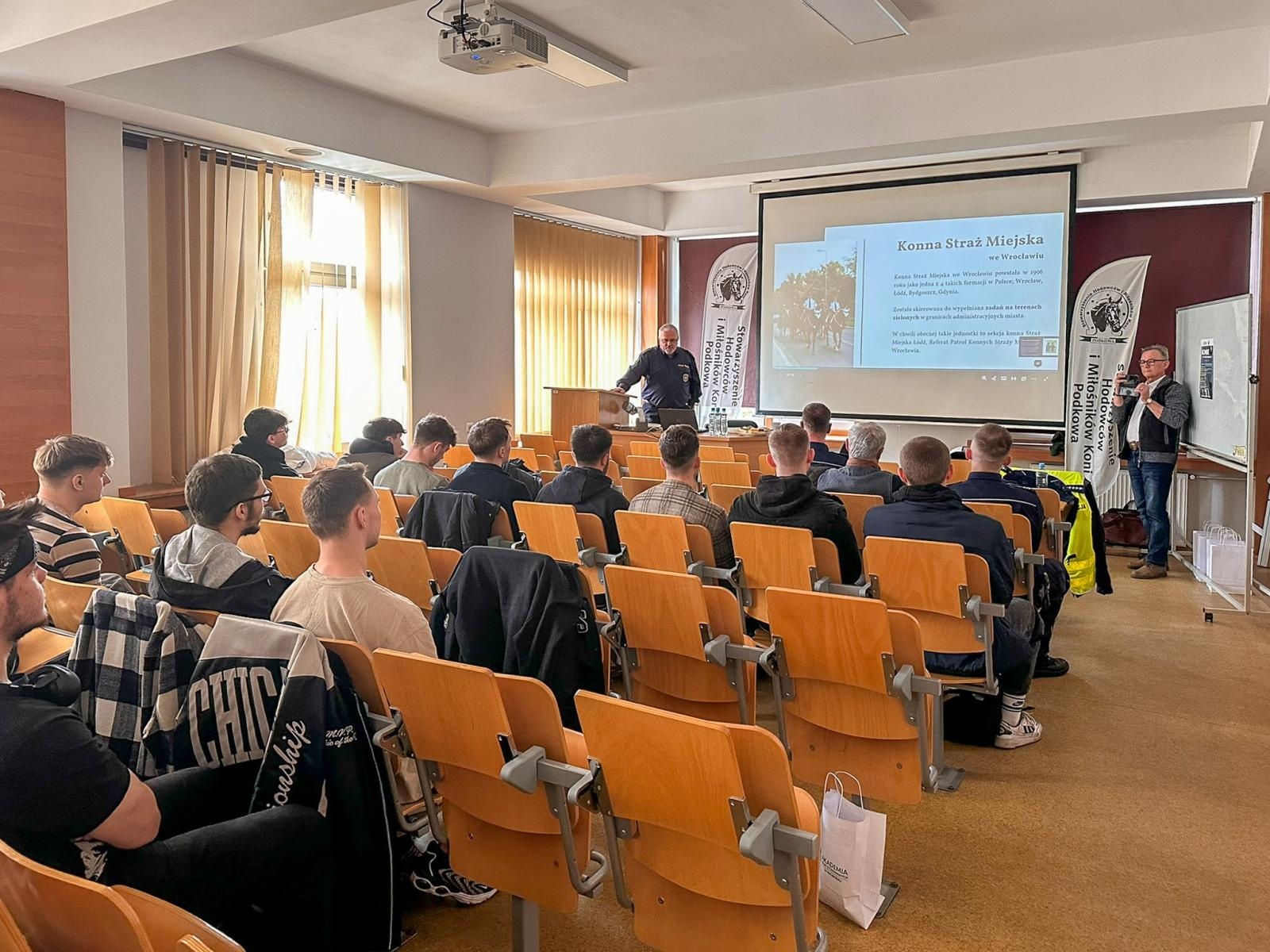 Zdjęcie w galerii na portalu naszraciborz.pl: Seminarium o obecności koni w przestrzeni publicznej: bezpieczeństwo, służby mundurowe i jeździectwo wiadomości z regionu
