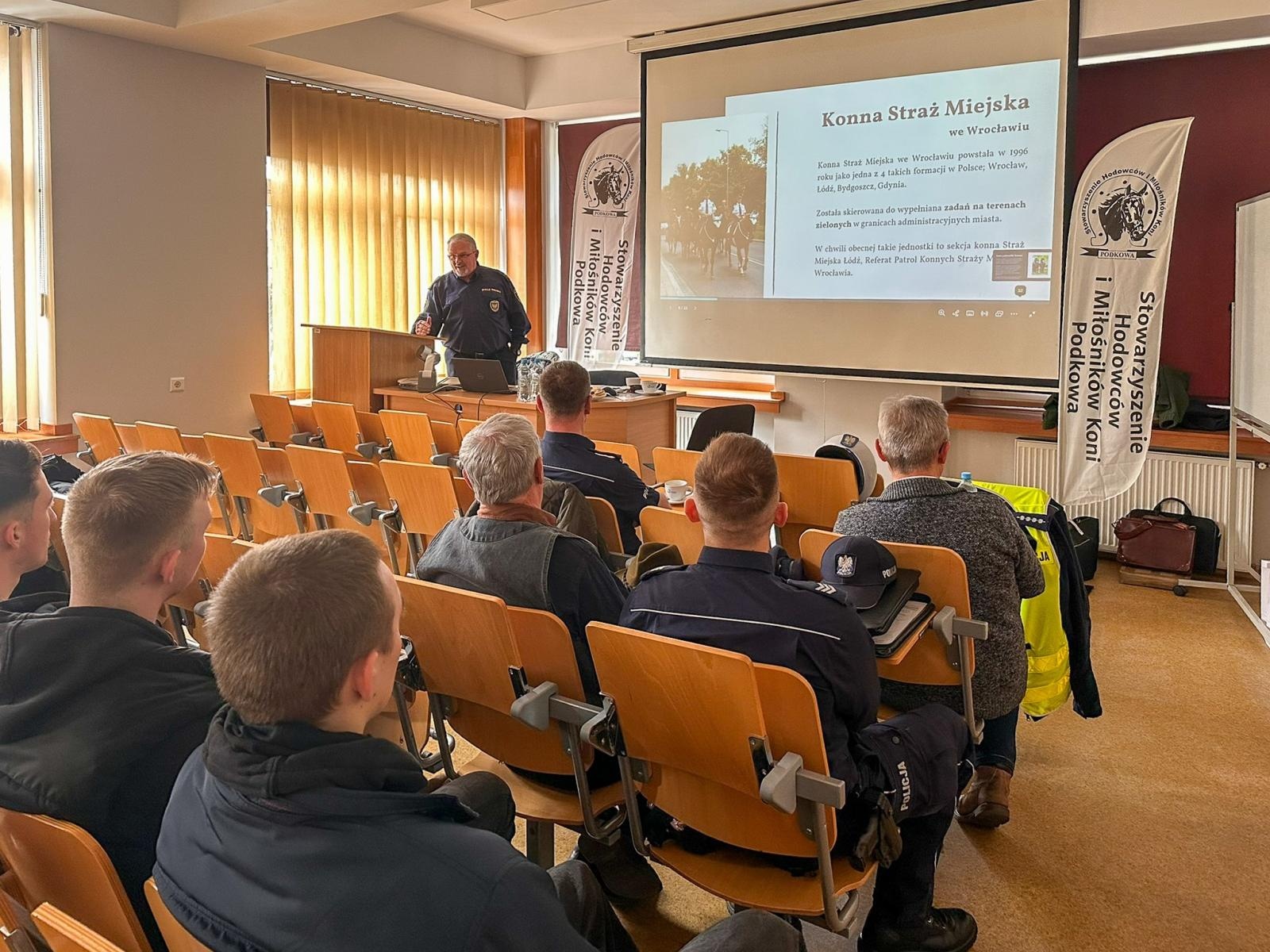 Zdjęcie w galerii na portalu naszraciborz.pl: Seminarium o obecności koni w przestrzeni publicznej: bezpieczeństwo, służby mundurowe i jeździectwo wiadomości z regionu