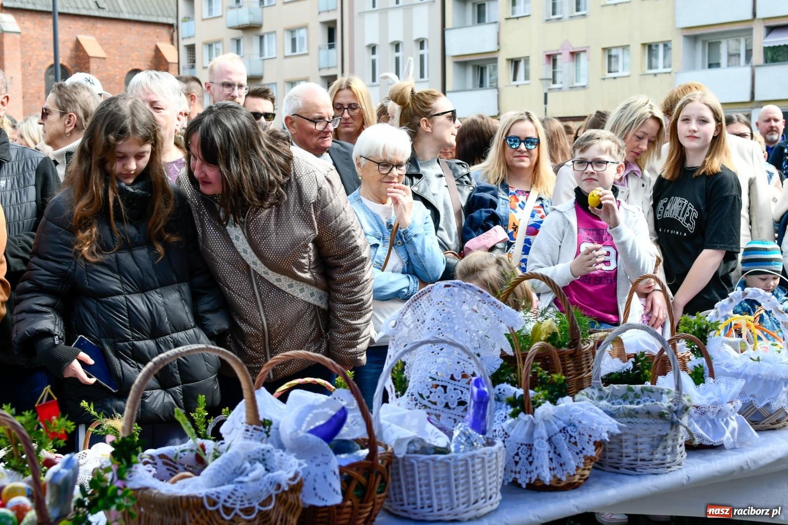 Zdjęcie w galerii na portalu naszraciborz.pl: Wspólna modlitwa, święcenie pokarmów, zapach pysznego żurku i rodzinna atmosfera na raciborskim Rynku [FOTO i WIDEO] wiadomości z regionu