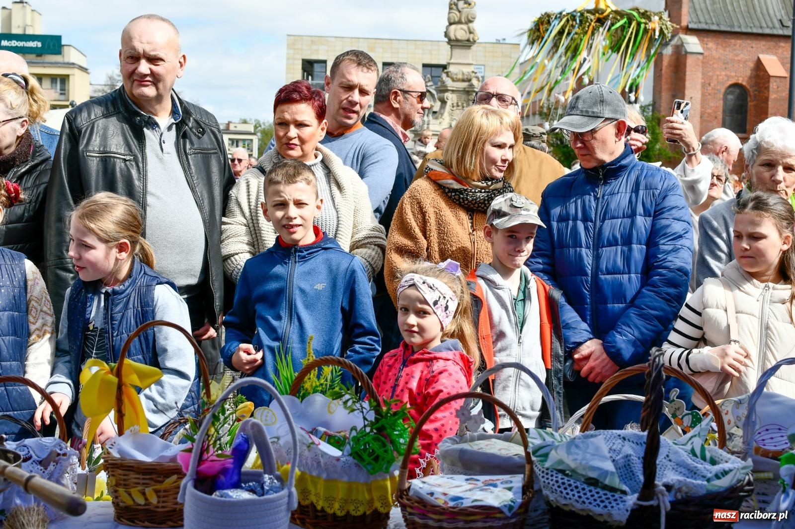 Zdjęcie w galerii na portalu naszraciborz.pl: Wspólna modlitwa, święcenie pokarmów, zapach pysznego żurku i rodzinna atmosfera na raciborskim Rynku [FOTO i WIDEO] wiadomości z regionu