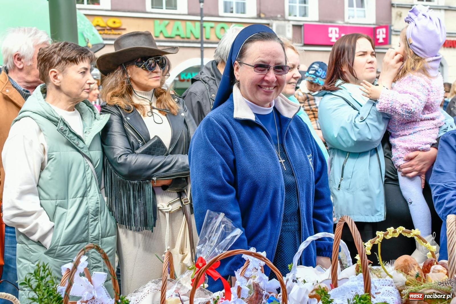 Zdjęcie w galerii na portalu naszraciborz.pl: Wspólna modlitwa, święcenie pokarmów, zapach pysznego żurku i rodzinna atmosfera na raciborskim Rynku [FOTO i WIDEO] wiadomości z regionu
