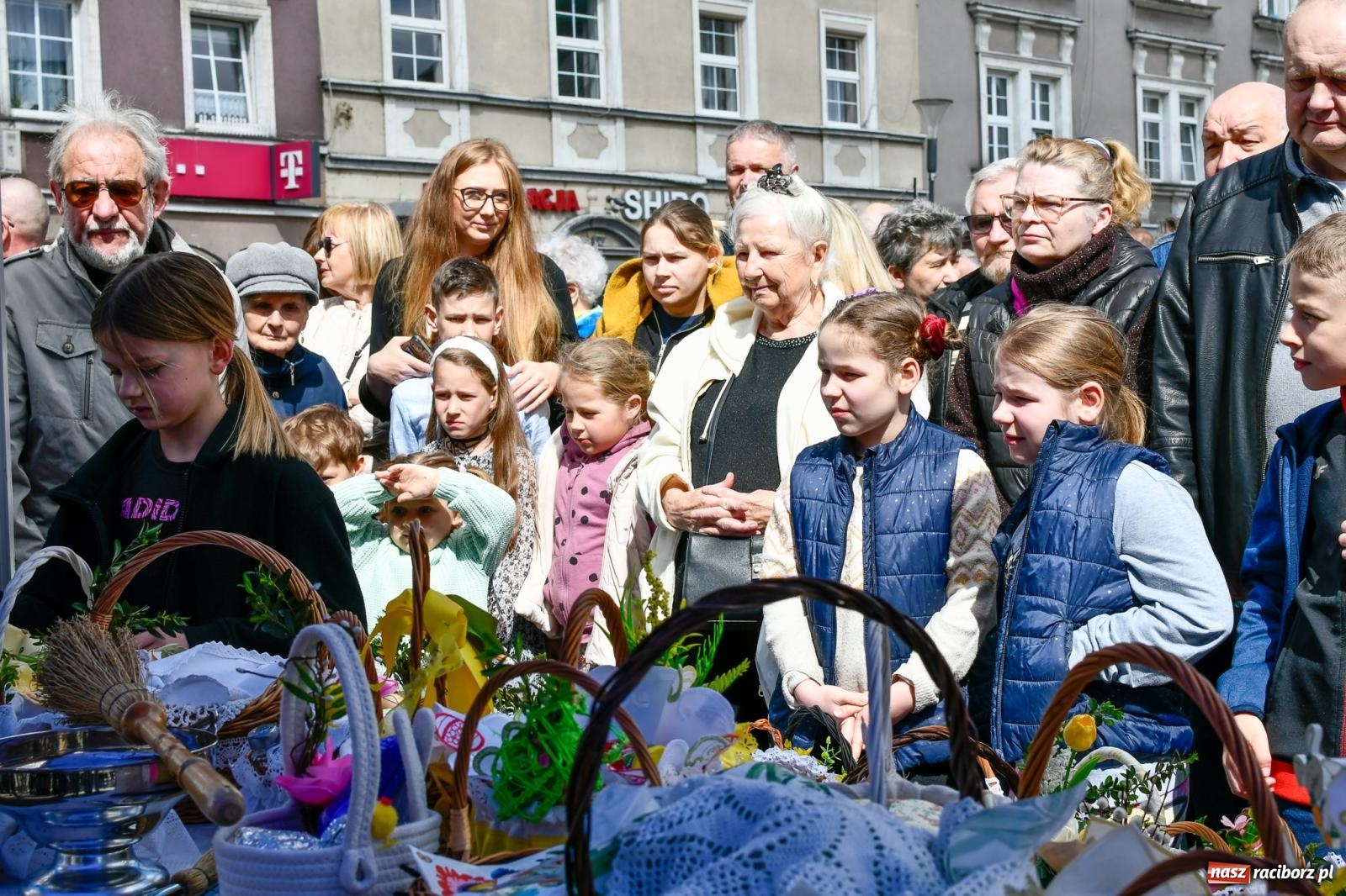 Zdjęcie w galerii na portalu naszraciborz.pl: Wspólna modlitwa, święcenie pokarmów, zapach pysznego żurku i rodzinna atmosfera na raciborskim Rynku [FOTO i WIDEO] wiadomości z regionu