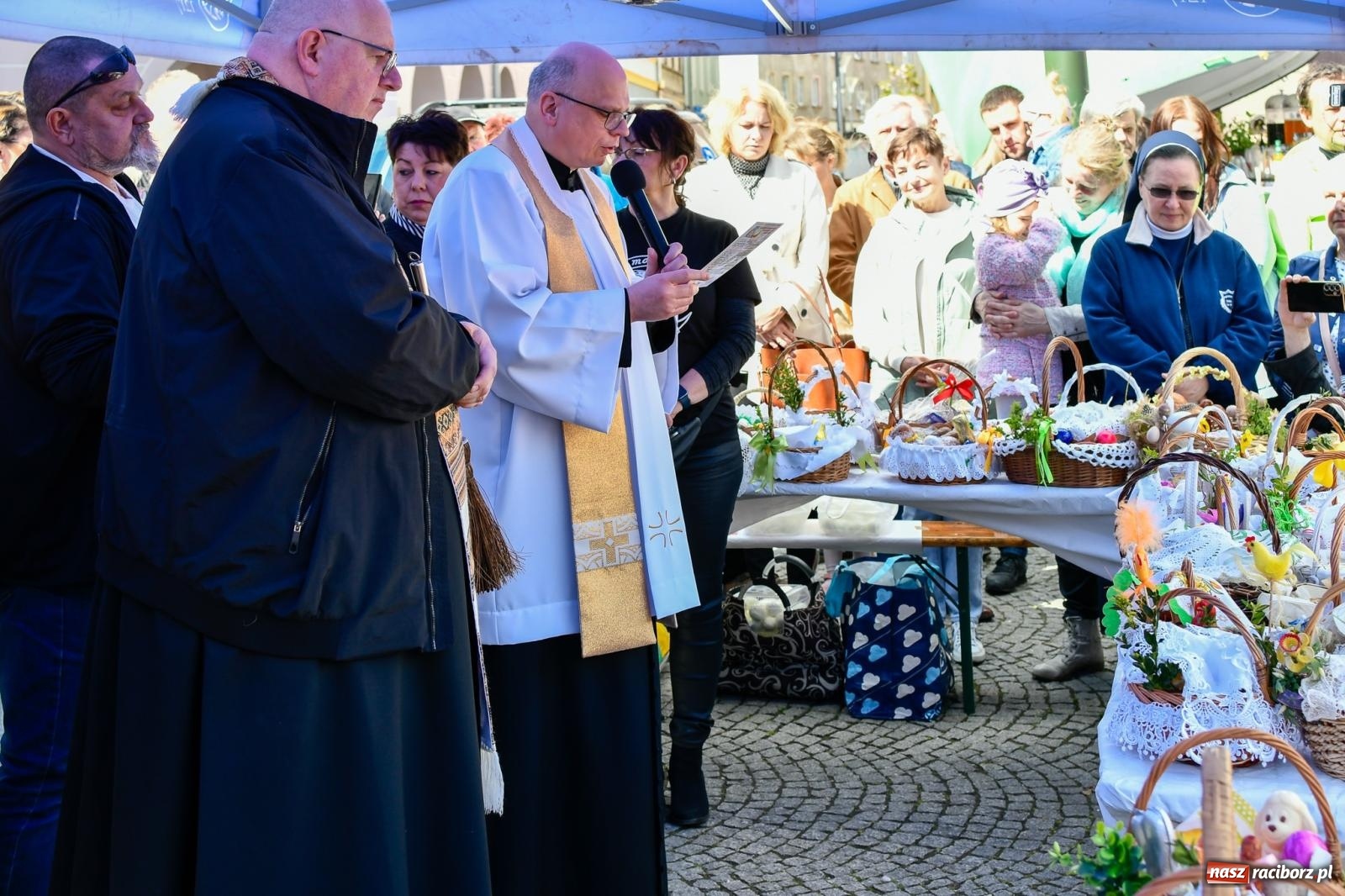 Zdjęcie w galerii na portalu naszraciborz.pl: Wspólna modlitwa, święcenie pokarmów, zapach pysznego żurku i rodzinna atmosfera na raciborskim Rynku [FOTO i WIDEO] wiadomości z regionu