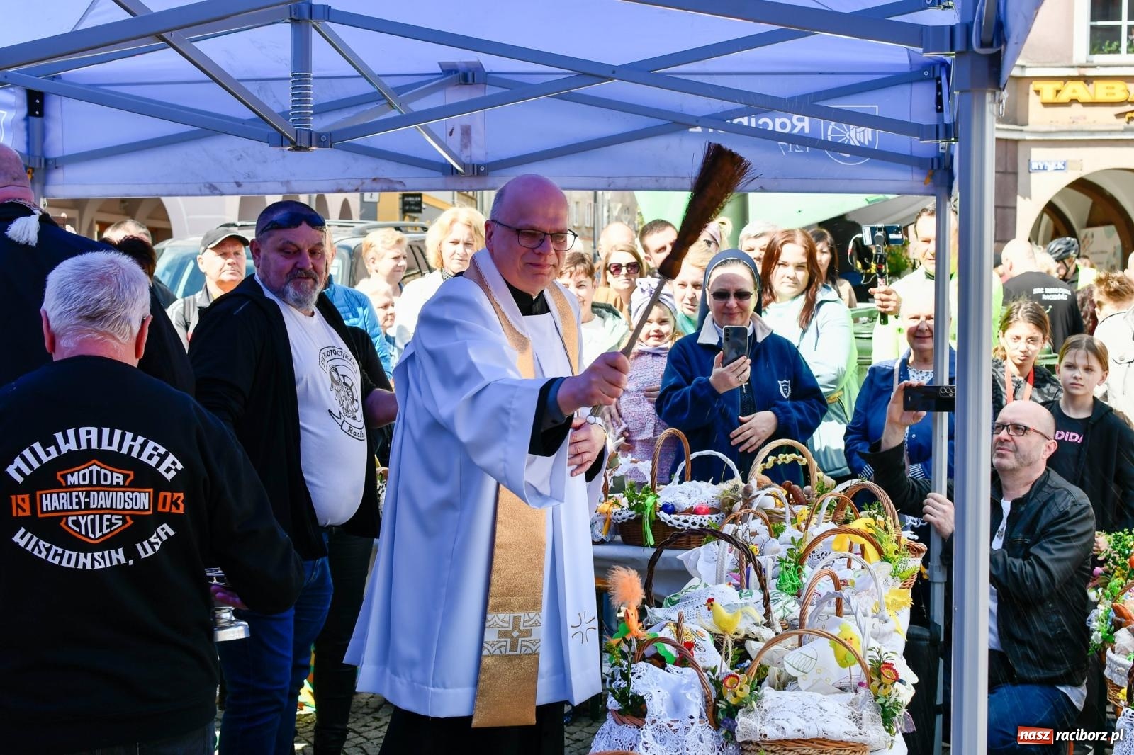 Zdjęcie w galerii na portalu naszraciborz.pl: Wspólna modlitwa, święcenie pokarmów, zapach pysznego żurku i rodzinna atmosfera na raciborskim Rynku [FOTO i WIDEO] wiadomości z regionu