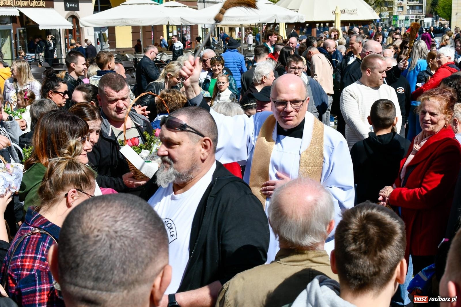 Zdjęcie w galerii na portalu naszraciborz.pl: Wspólna modlitwa, święcenie pokarmów, zapach pysznego żurku i rodzinna atmosfera na raciborskim Rynku [FOTO i WIDEO] wiadomości z regionu
