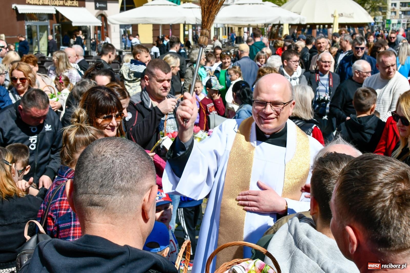 Zdjęcie w galerii na portalu naszraciborz.pl: Wspólna modlitwa, święcenie pokarmów, zapach pysznego żurku i rodzinna atmosfera na raciborskim Rynku [FOTO i WIDEO] wiadomości z regionu