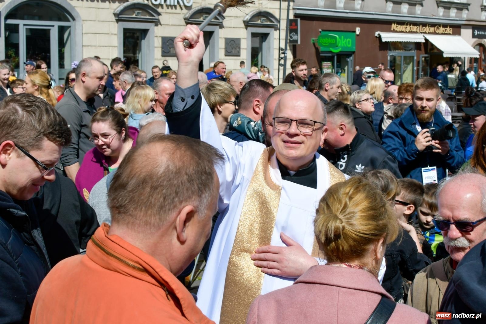 Zdjęcie w galerii na portalu naszraciborz.pl: Wspólna modlitwa, święcenie pokarmów, zapach pysznego żurku i rodzinna atmosfera na raciborskim Rynku [FOTO i WIDEO] wiadomości z regionu