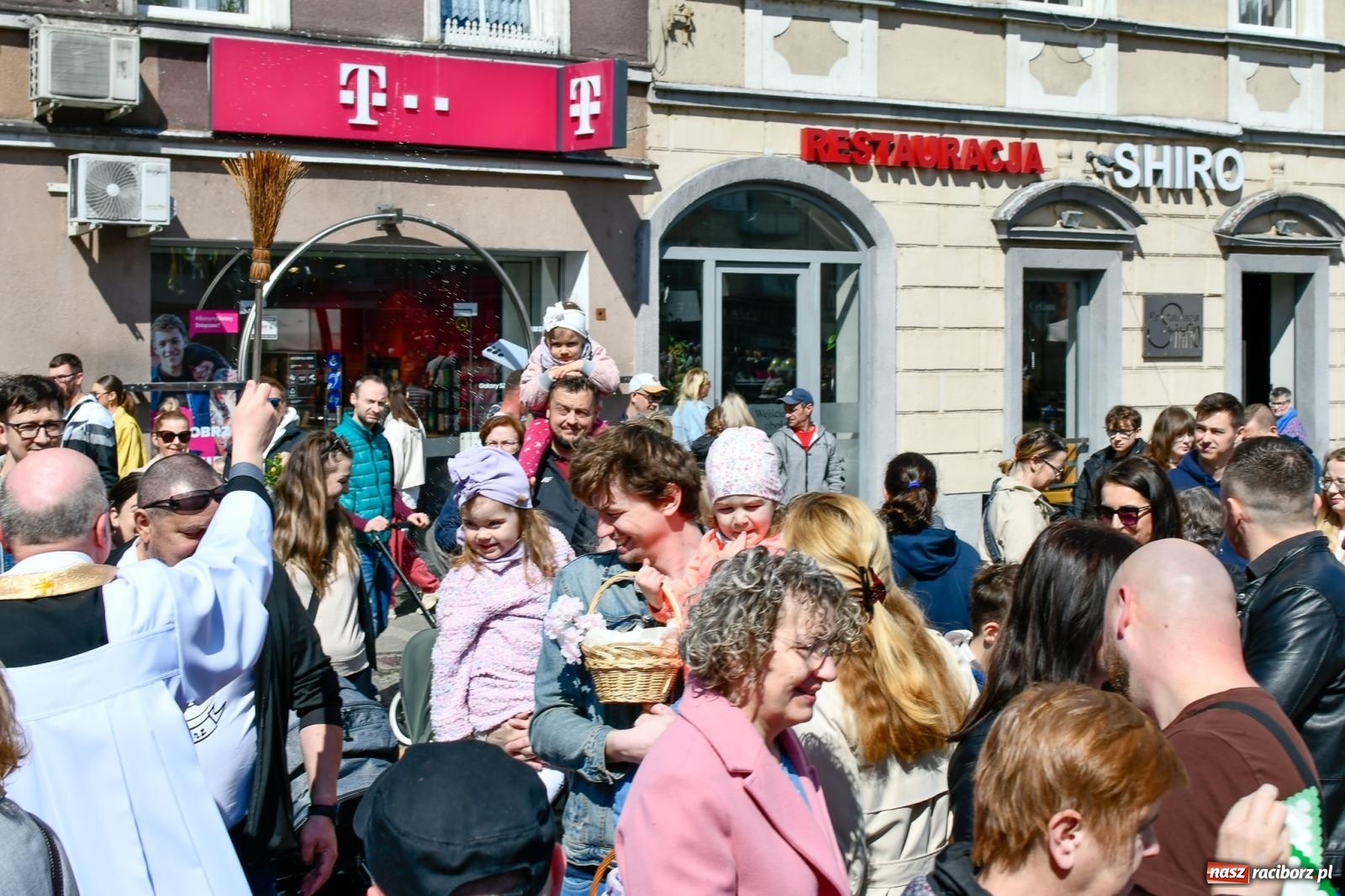 Zdjęcie w galerii na portalu naszraciborz.pl: Wspólna modlitwa, święcenie pokarmów, zapach pysznego żurku i rodzinna atmosfera na raciborskim Rynku [FOTO i WIDEO] wiadomości z regionu