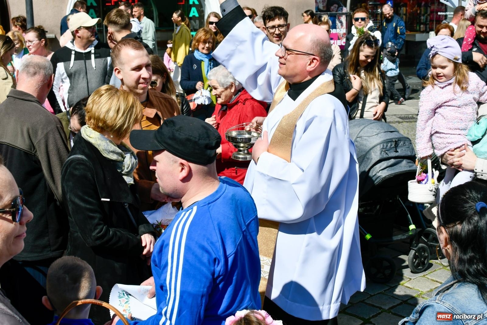 Zdjęcie w galerii na portalu naszraciborz.pl: Wspólna modlitwa, święcenie pokarmów, zapach pysznego żurku i rodzinna atmosfera na raciborskim Rynku [FOTO i WIDEO] wiadomości z regionu
