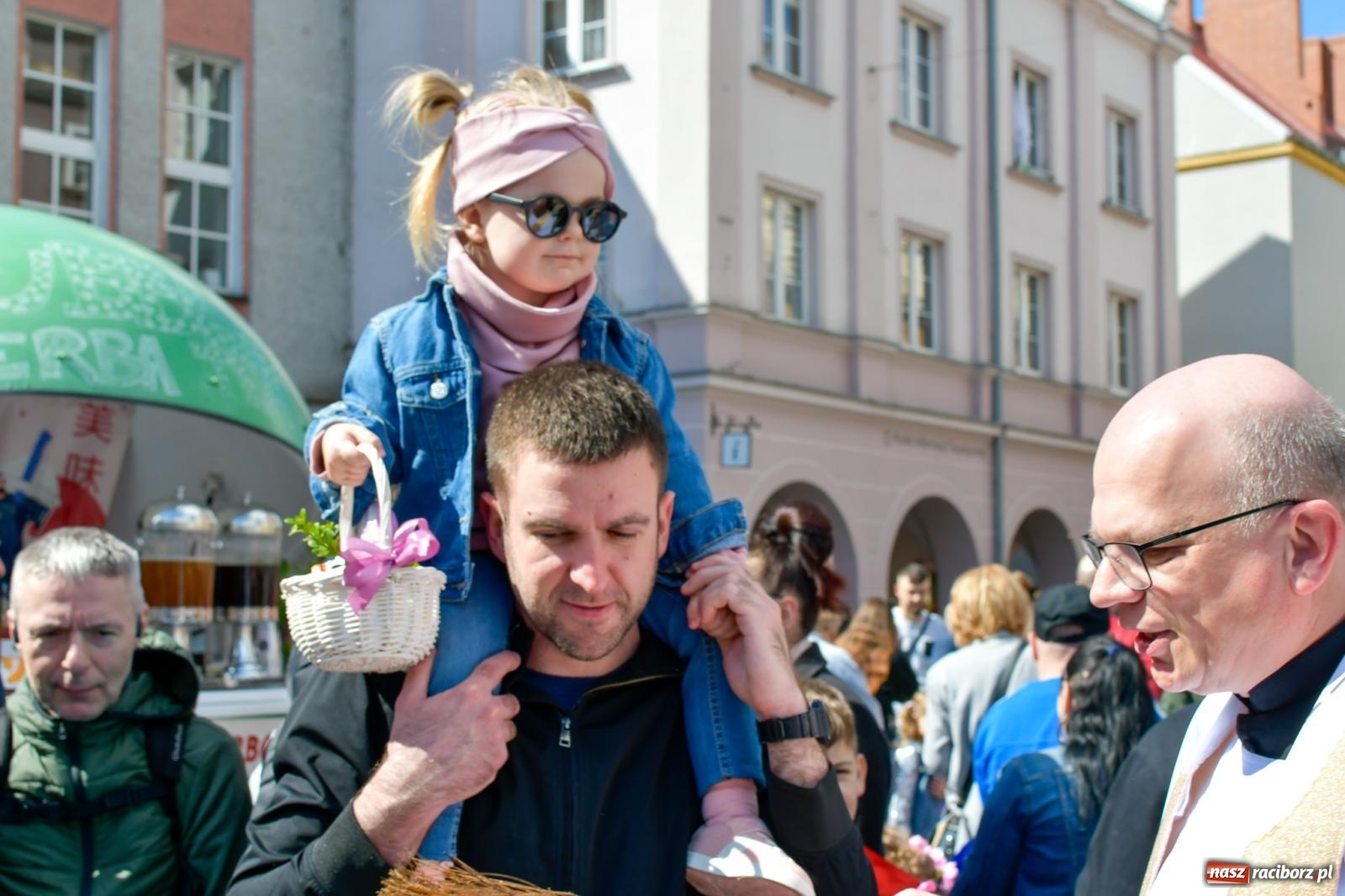 Zdjęcie w galerii na portalu naszraciborz.pl: Wspólna modlitwa, święcenie pokarmów, zapach pysznego żurku i rodzinna atmosfera na raciborskim Rynku [FOTO i WIDEO] wiadomości z regionu