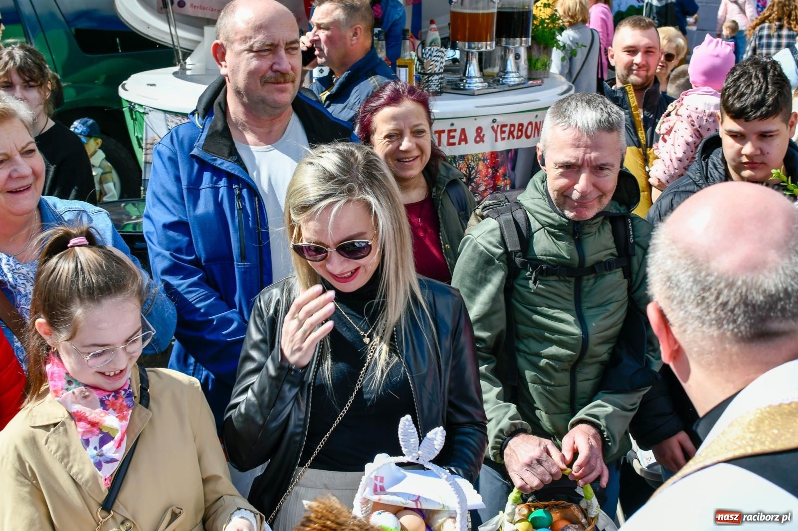 Zdjęcie w galerii na portalu naszraciborz.pl: Wspólna modlitwa, święcenie pokarmów, zapach pysznego żurku i rodzinna atmosfera na raciborskim Rynku [FOTO i WIDEO] wiadomości z regionu