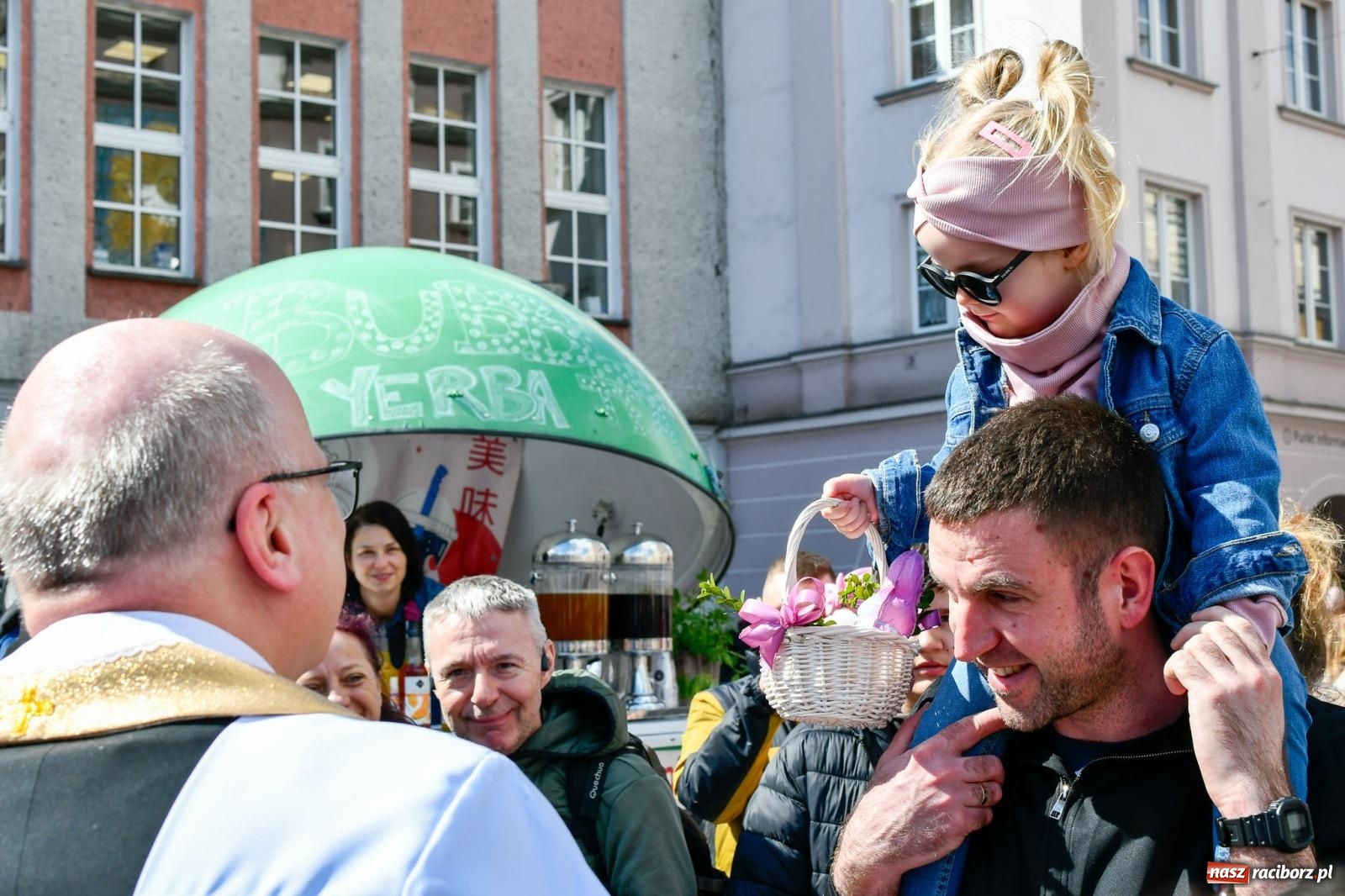 Zdjęcie w galerii na portalu naszraciborz.pl: Wspólna modlitwa, święcenie pokarmów, zapach pysznego żurku i rodzinna atmosfera na raciborskim Rynku [FOTO i WIDEO] wiadomości z regionu