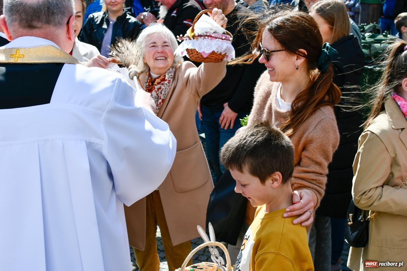 Zdjęcie w galerii na portalu naszraciborz.pl: Wspólna modlitwa, święcenie pokarmów, zapach pysznego żurku i rodzinna atmosfera na raciborskim Rynku [FOTO i WIDEO] wiadomości z regionu