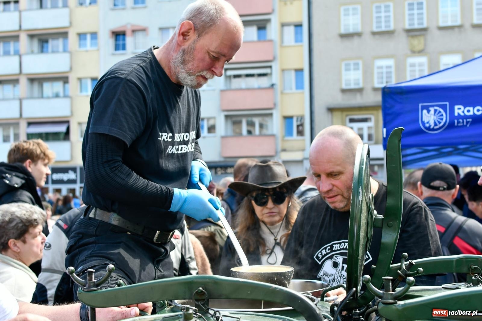 Zdjęcie w galerii na portalu naszraciborz.pl: Wspólna modlitwa, święcenie pokarmów, zapach pysznego żurku i rodzinna atmosfera na raciborskim Rynku [FOTO i WIDEO] wiadomości z regionu