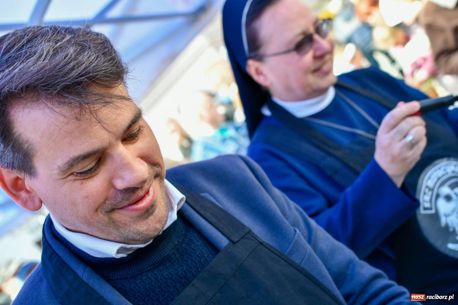 Zdjęcie w galerii na portalu naszraciborz.pl: Wspólna modlitwa, święcenie pokarmów, zapach pysznego żurku i rodzinna atmosfera na raciborskim Rynku [FOTO i WIDEO] wiadomości z regionu