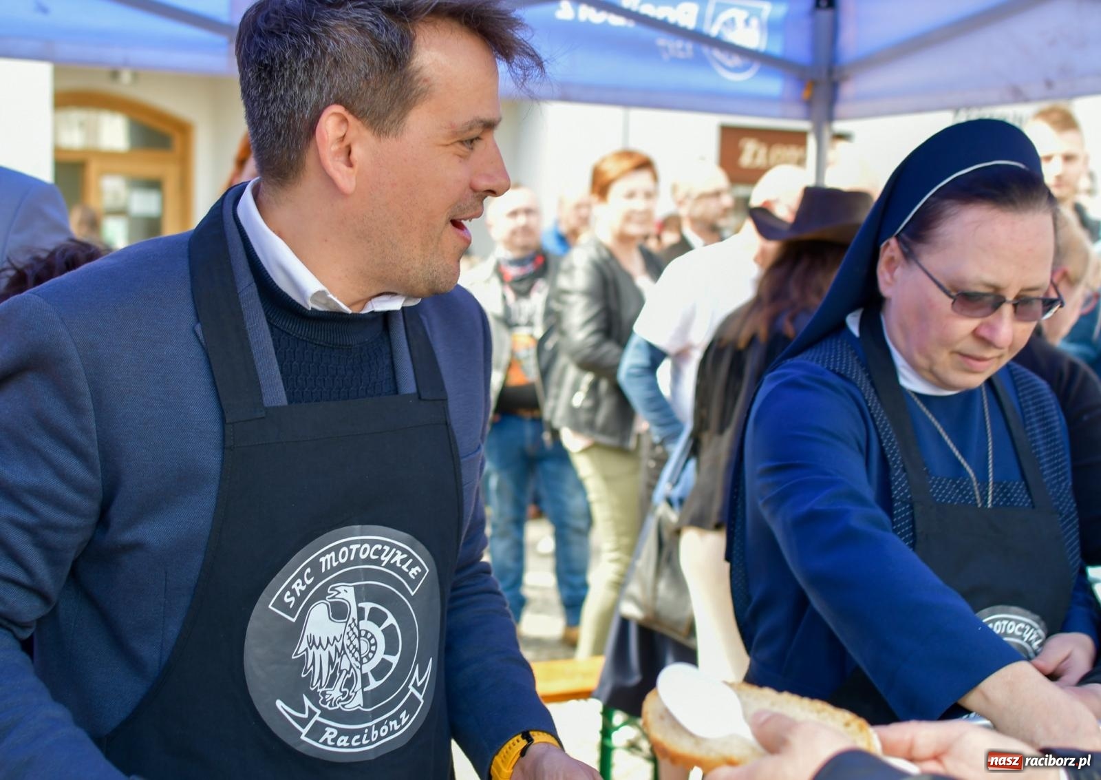 Zdjęcie w galerii na portalu naszraciborz.pl: Wspólna modlitwa, święcenie pokarmów, zapach pysznego żurku i rodzinna atmosfera na raciborskim Rynku [FOTO i WIDEO] wiadomości z regionu