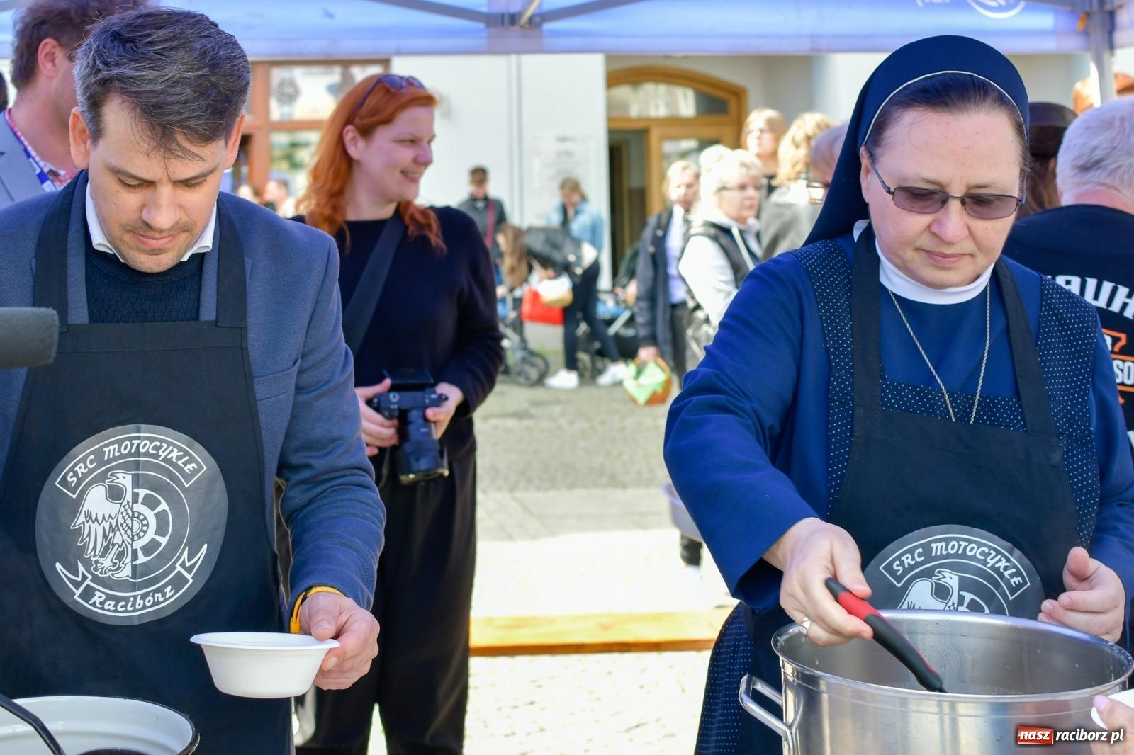 Zdjęcie w galerii na portalu naszraciborz.pl: Wspólna modlitwa, święcenie pokarmów, zapach pysznego żurku i rodzinna atmosfera na raciborskim Rynku [FOTO i WIDEO] wiadomości z regionu