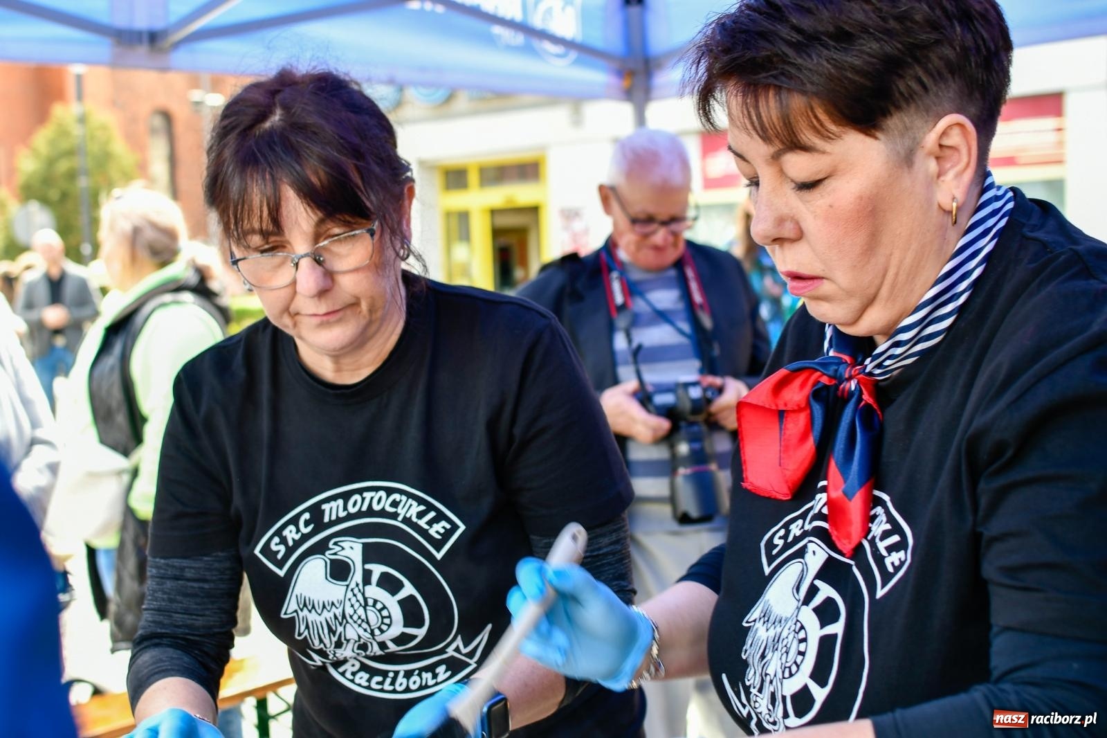 Zdjęcie w galerii na portalu naszraciborz.pl: Wspólna modlitwa, święcenie pokarmów, zapach pysznego żurku i rodzinna atmosfera na raciborskim Rynku [FOTO i WIDEO] wiadomości z regionu
