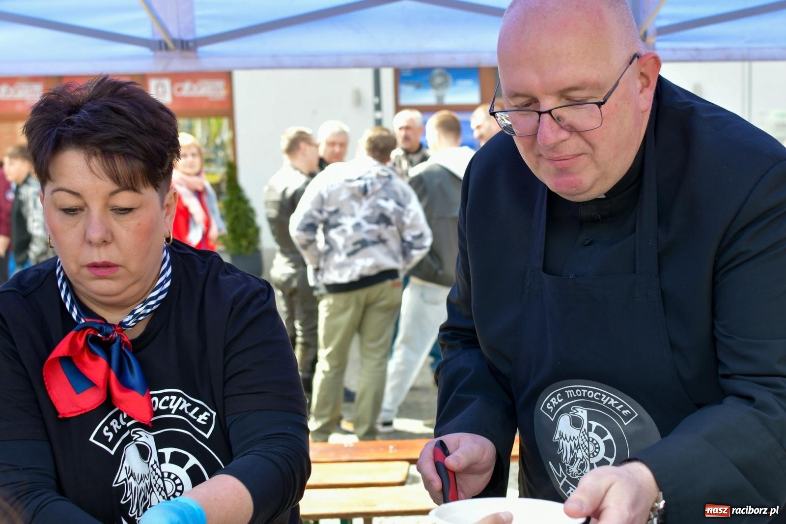 Zdjęcie w galerii na portalu naszraciborz.pl: Wspólna modlitwa, święcenie pokarmów, zapach pysznego żurku i rodzinna atmosfera na raciborskim Rynku [FOTO i WIDEO] wiadomości z regionu