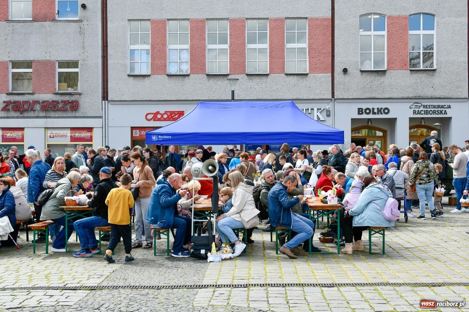 Zdjęcie w galerii na portalu naszraciborz.pl: Wspólna modlitwa, święcenie pokarmów, zapach pysznego żurku i rodzinna atmosfera na raciborskim Rynku [FOTO i WIDEO] wiadomości z regionu
