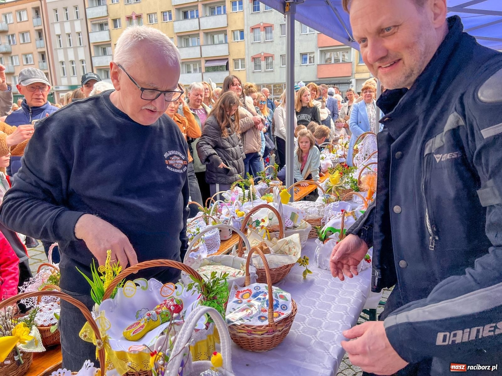 Zdjęcie w galerii na portalu naszraciborz.pl: Wspólna modlitwa, święcenie pokarmów, zapach pysznego żurku i rodzinna atmosfera na raciborskim Rynku [FOTO i WIDEO] wiadomości z regionu