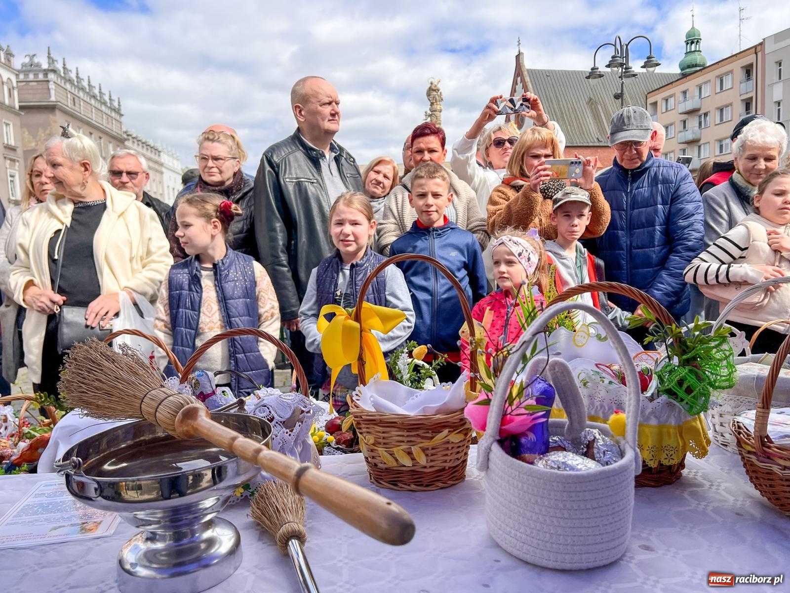 Zdjęcie w galerii na portalu naszraciborz.pl: Wspólna modlitwa, święcenie pokarmów, zapach pysznego żurku i rodzinna atmosfera na raciborskim Rynku [FOTO i WIDEO] wiadomości z regionu