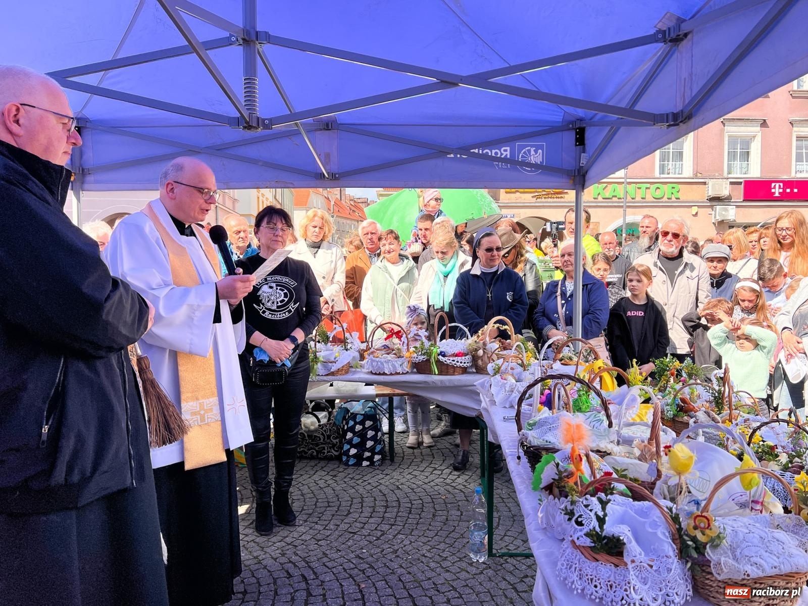 Zdjęcie w galerii na portalu naszraciborz.pl: Wspólna modlitwa, święcenie pokarmów, zapach pysznego żurku i rodzinna atmosfera na raciborskim Rynku [FOTO i WIDEO] wiadomości z regionu
