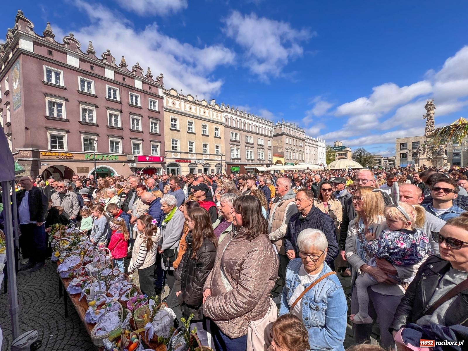 Zdjęcie w galerii na portalu naszraciborz.pl: Wspólna modlitwa, święcenie pokarmów, zapach pysznego żurku i rodzinna atmosfera na raciborskim Rynku [FOTO i WIDEO] wiadomości z regionu