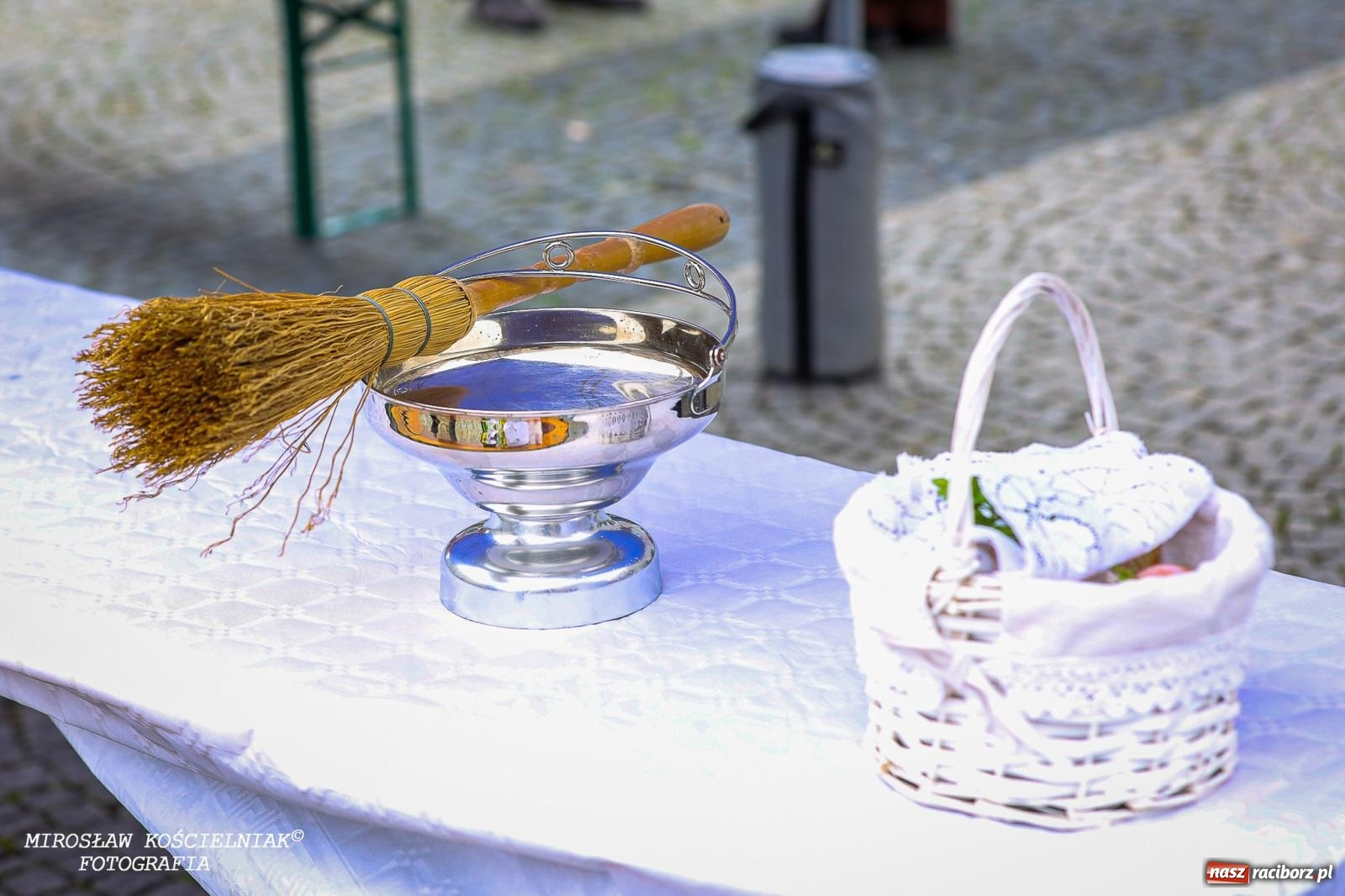 Zdjęcie w galerii na portalu naszraciborz.pl: Wspólna modlitwa, święcenie pokarmów, zapach pysznego żurku i rodzinna atmosfera na raciborskim Rynku [FOTO i WIDEO] wiadomości z regionu