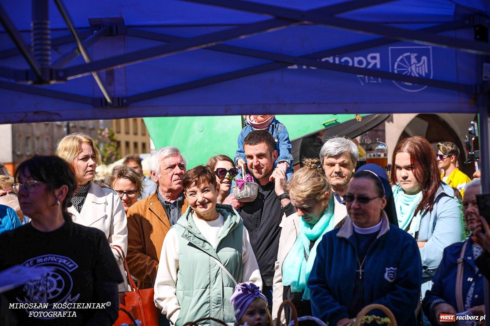 Zdjęcie w galerii na portalu naszraciborz.pl: Wspólna modlitwa, święcenie pokarmów, zapach pysznego żurku i rodzinna atmosfera na raciborskim Rynku [FOTO i WIDEO] wiadomości z regionu