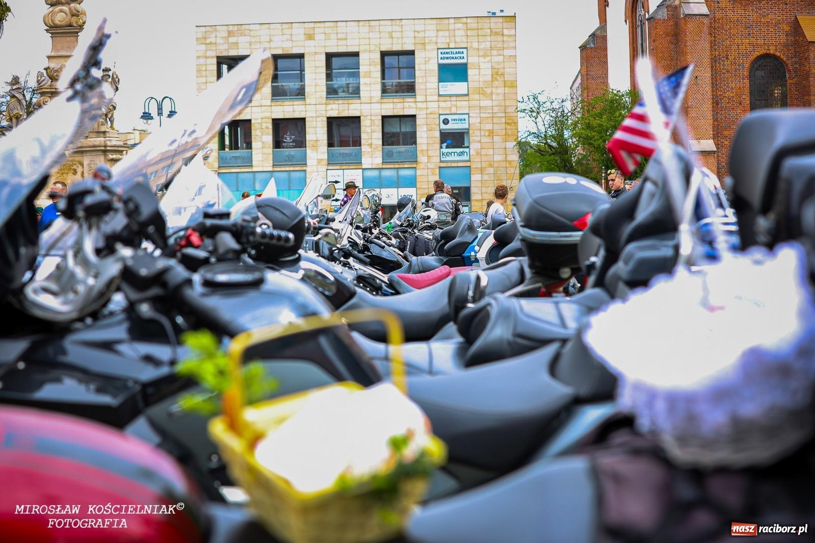 Zdjęcie w galerii na portalu naszraciborz.pl: Wspólna modlitwa, święcenie pokarmów, zapach pysznego żurku i rodzinna atmosfera na raciborskim Rynku [FOTO i WIDEO] wiadomości z regionu