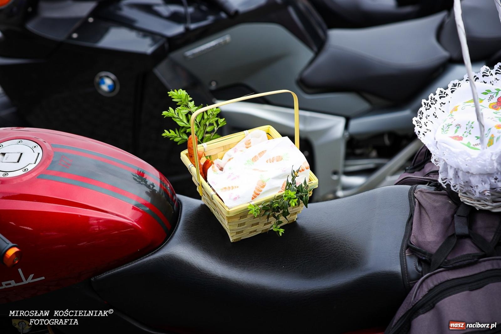 Zdjęcie w galerii na portalu naszraciborz.pl: Wspólna modlitwa, święcenie pokarmów, zapach pysznego żurku i rodzinna atmosfera na raciborskim Rynku [FOTO i WIDEO] wiadomości z regionu