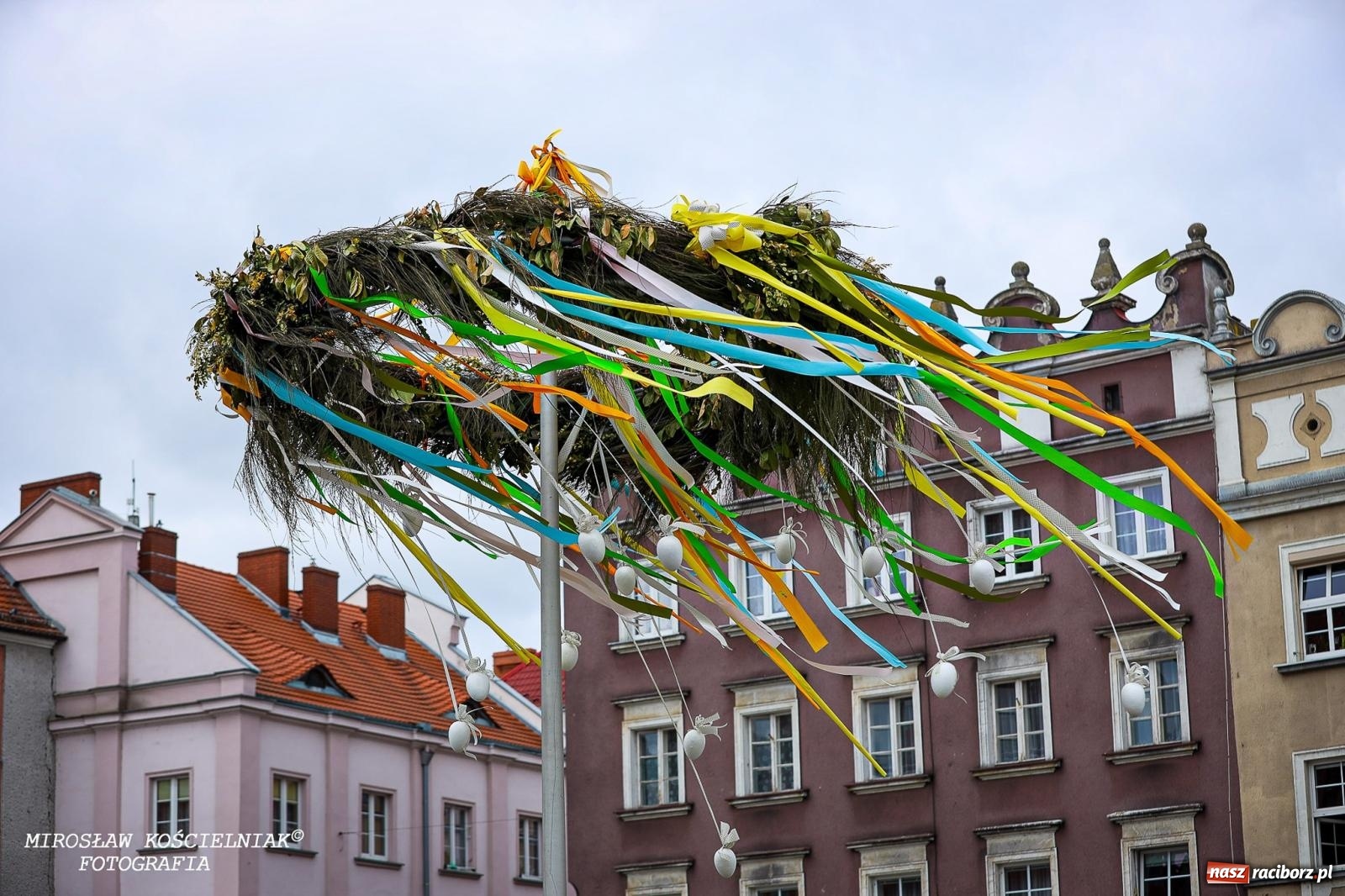 Zdjęcie w galerii na portalu naszraciborz.pl: Wspólna modlitwa, święcenie pokarmów, zapach pysznego żurku i rodzinna atmosfera na raciborskim Rynku [FOTO i WIDEO] wiadomości z regionu