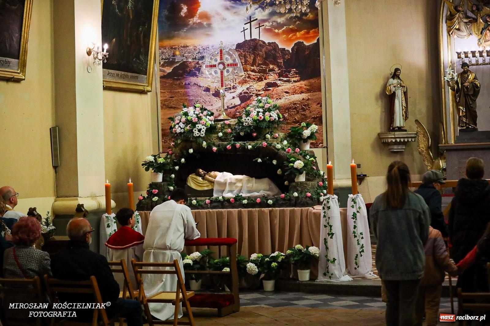 Zdjęcie w galerii na portalu naszraciborz.pl: Wspólna modlitwa, święcenie pokarmów, zapach pysznego żurku i rodzinna atmosfera na raciborskim Rynku [FOTO i WIDEO] wiadomości z regionu